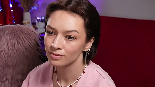 VivianLy  online show from April 5, 12:15 pm