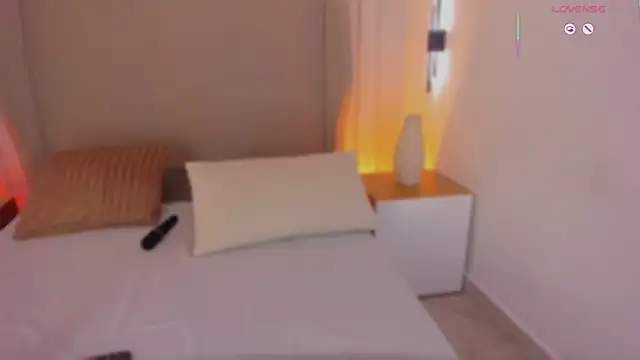 luisah  online show from December 18, 8:13 pm