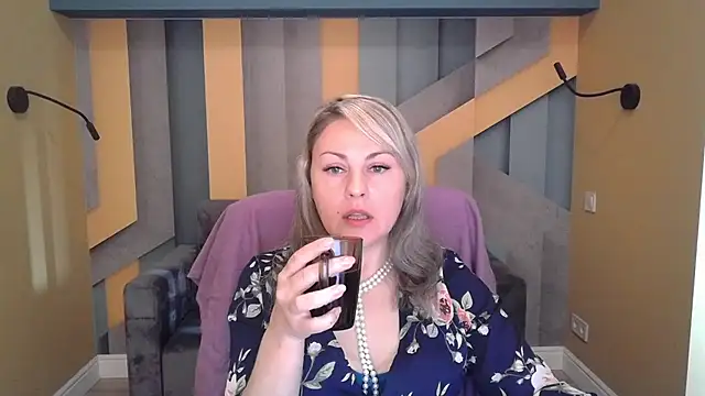 Candy Long online show from November 6, 6:30 am