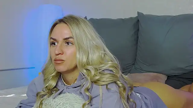 SofiJames online show from October 7, 7:02 am