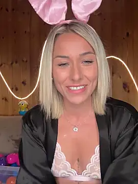 petrouchkaaa  online show from April 6, 7:26 pm