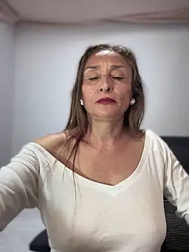 lilian prada online show from April 16, 9:39 pm