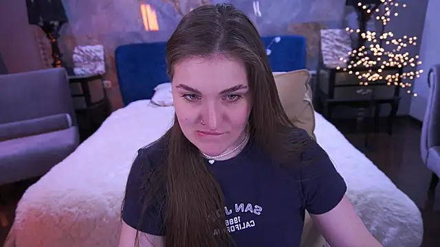 EmmyCharmm online show from April 8, 5:42 am