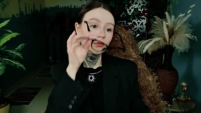 VeliraBraitberg online show from March 4, 1:17 pm