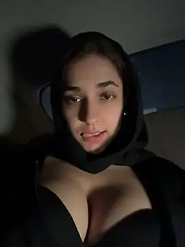 CuteFatima online show from August 5, 6:36 pm
