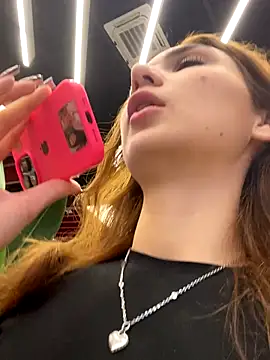 QuitieLia online show from November 21, 3:36 pm