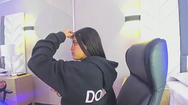 ChloeHarper  online show from January 17, 11:40 am