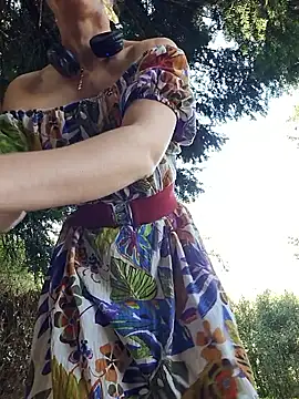 Snapshot of Exhibitionsplit chatting on October 22, 11:04 am Exhibitionsplit online show from October 22, 11:04 am