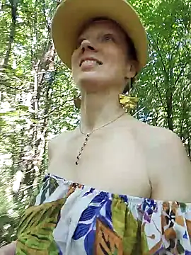 Snapshot of Exhibitionsplit chatting on September 18, 1:20 pm Exhibitionsplit online show from September 18, 1:20 pm