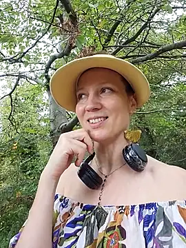 Snapshot of Exhibitionsplit chatting on October 4, 11:16 am Exhibitionsplit online show from October 4, 11:16 am