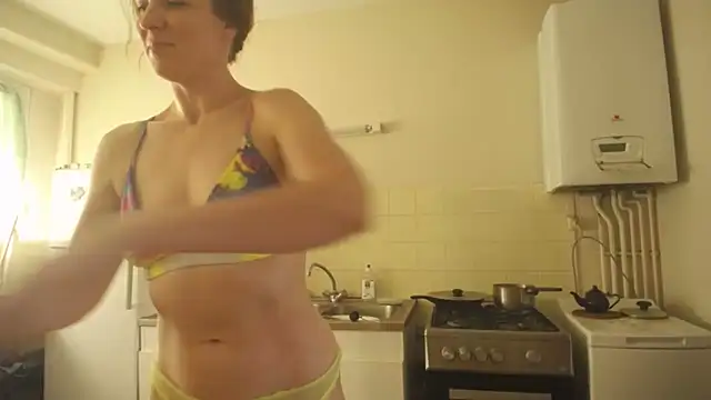 Snapshot of Exhibitionsplit chatting on October 24, 1:29 pm Exhibitionsplit online show from October 24, 1:29 pm