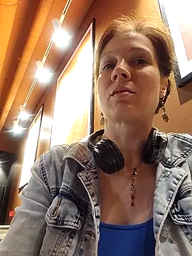 Snapshot of Exhibitionsplit chatting on October 23, 11:49 am Exhibitionsplit online show from October 23, 11:49 am