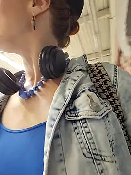 Snapshot of Exhibitionsplit chatting on September 23, 12:14 pm Exhibitionsplit online show from September 23, 12:14 pm