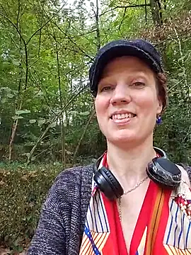 Snapshot of Exhibitionsplit chatting on October 19, 12:07 pm Exhibitionsplit online show from October 19, 12:07 pm