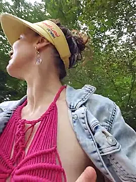 Snapshot of Exhibitionsplit chatting on September 15, 1:30 pm Exhibitionsplit online show from September 15, 1:30 pm