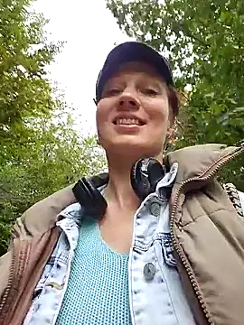 Snapshot of Exhibitionsplit chatting on October 5, 2:55 pm Exhibitionsplit online show from October 5, 2:55 pm