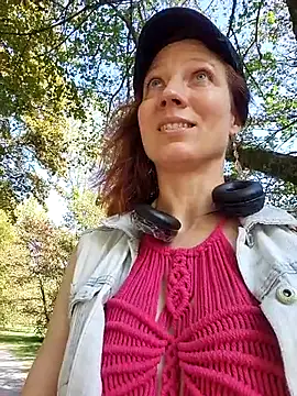 Snapshot of Exhibitionsplit chatting on October 14, 1:14 pm Exhibitionsplit online show from October 14, 1:14 pm