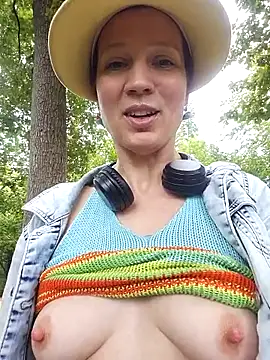 Snapshot of Exhibitionsplit chatting on September 30, 12:00 pm Exhibitionsplit online show from September 30, 12:00 pm