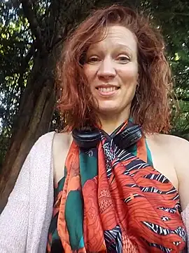 Snapshot of Exhibitionsplit chatting on October 1, 2:33 pm Exhibitionsplit online show from October 1, 2:33 pm