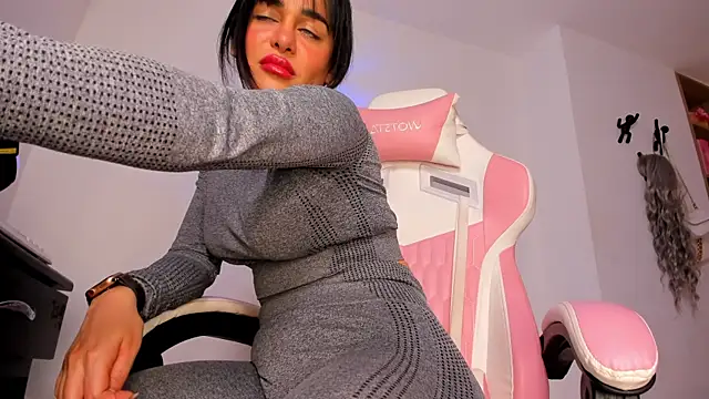 andreafernandz online show from August 5, 2:29 am