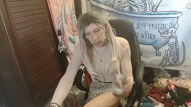 Ombeline1 online show from April 7, 9:00 am