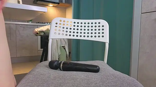 DonnaBurkee online show from April 9, 6:19 am