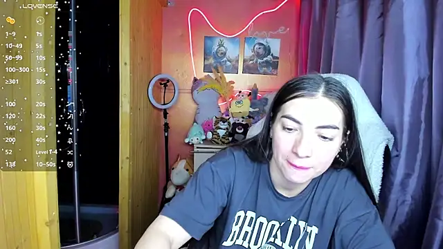 Fiery Brunette  online show from March 19, 5:23 am