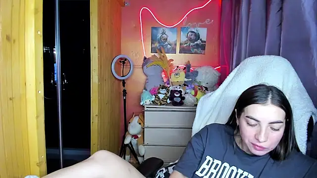 Fiery Brunette  online show from March 26, 8:38 am