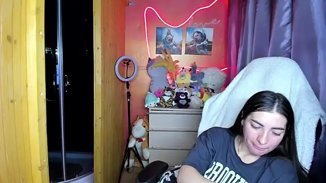 Fiery Brunette  online show from March 27, 8:26 am