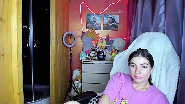 Fiery Brunette  online show from April 9, 4:59 am