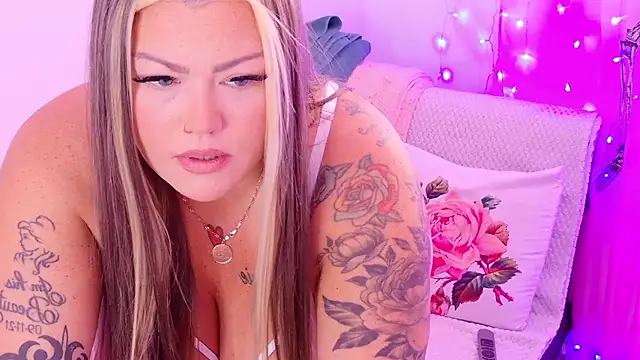 Snapshot of KikiBBW chatting on October 14, 2:41 pm KikiBBW online show from October 14, 2:41 pm