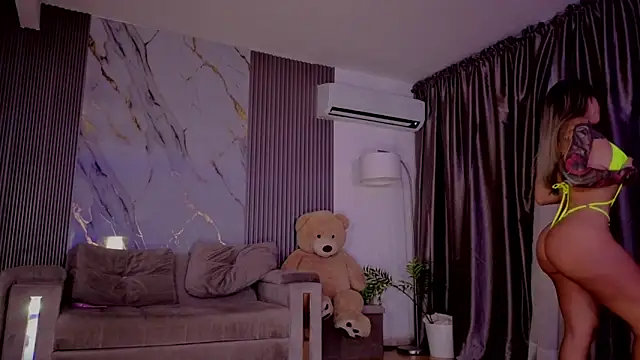 HannaByron online show from March 31, 3:28 am