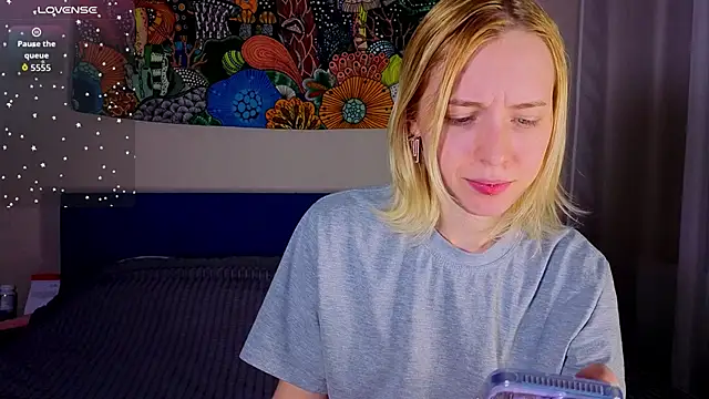 Crayzy Luv online show from April 18, 1:30 am