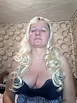 FameLara online show from April 6, 10:55 pm