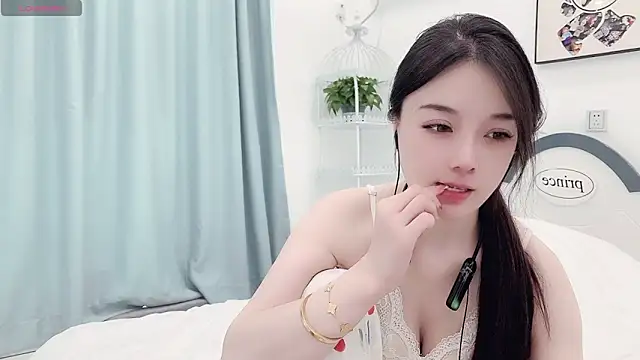 AKiKi711 online show from April 11, 6:30 am