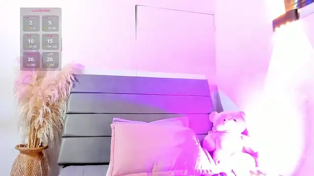 Julieta Coopeer  online show from April 19, 10:48 am