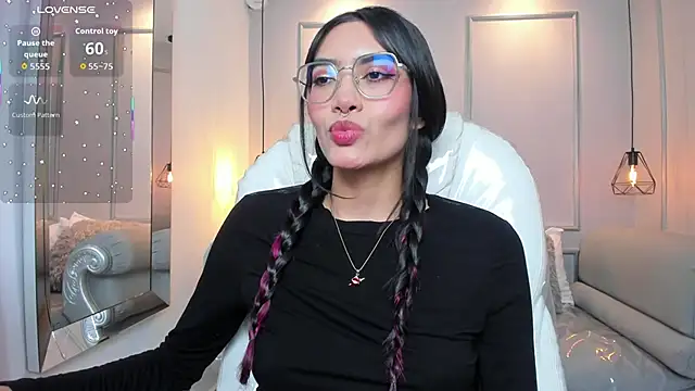 AzuraKindong online show from November 6, 7:42 pm