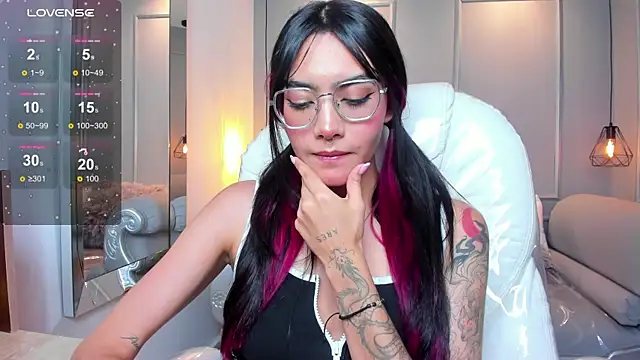 AzuraKindong online show from November 19, 7:25 pm