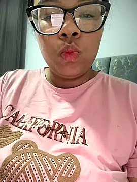 Snapshot of XMara chatting on October 20, 4:32 pm XMara online show from October 20, 4:32 pm