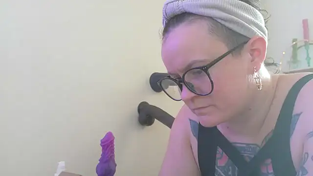 quinnmariexo online show from April 3, 7:45 pm