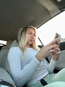 LuisaBecker online show from October 18, 12:30 pm