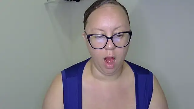 Snapshot of Paisleehaze chatting on October 28, 5:46 am Paisleehaze online show from October 28, 5:46 am