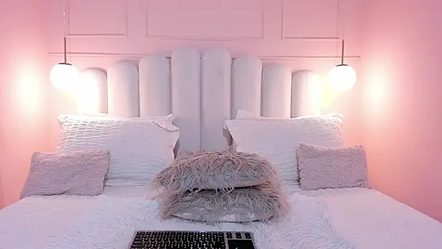 sarah salis  online show from December 3, 8:55 pm