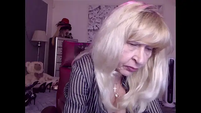 Snapshot of HornyMilf_555 chatting on October 10, 2:11 pm HornyMilf 555 online show from October 10, 2:11 pm