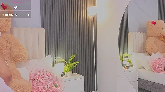 Madiee Rhea online show from June 2, 8:32 pm
