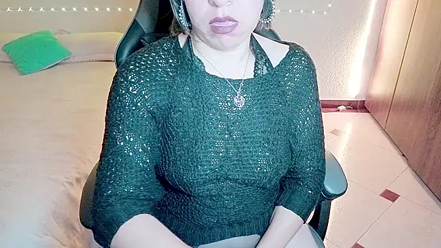 Lady breaks hearts online show from December 18, 11:59 am