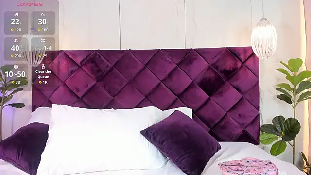 LindsyCater online show from December 22, 11:57 am