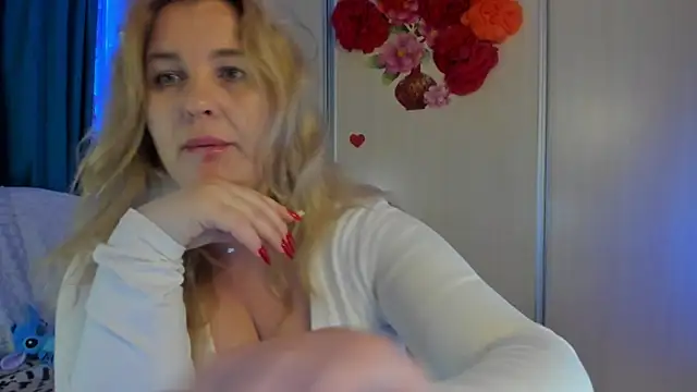 Snapshot of CoraSwon chatting on September 25, 6:23 am CoraSwon online show from September 25, 6:23 am
