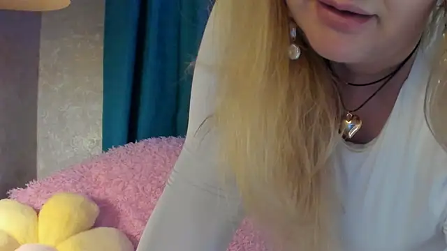 Snapshot of CoraSwon chatting on October 12, 7:49 pm CoraSwon online show from October 12, 7:49 pm