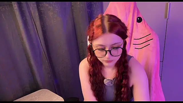 Snapshot of RozieRose chatting on October 19, 5:53 am RozieRose online show from October 19, 5:53 am